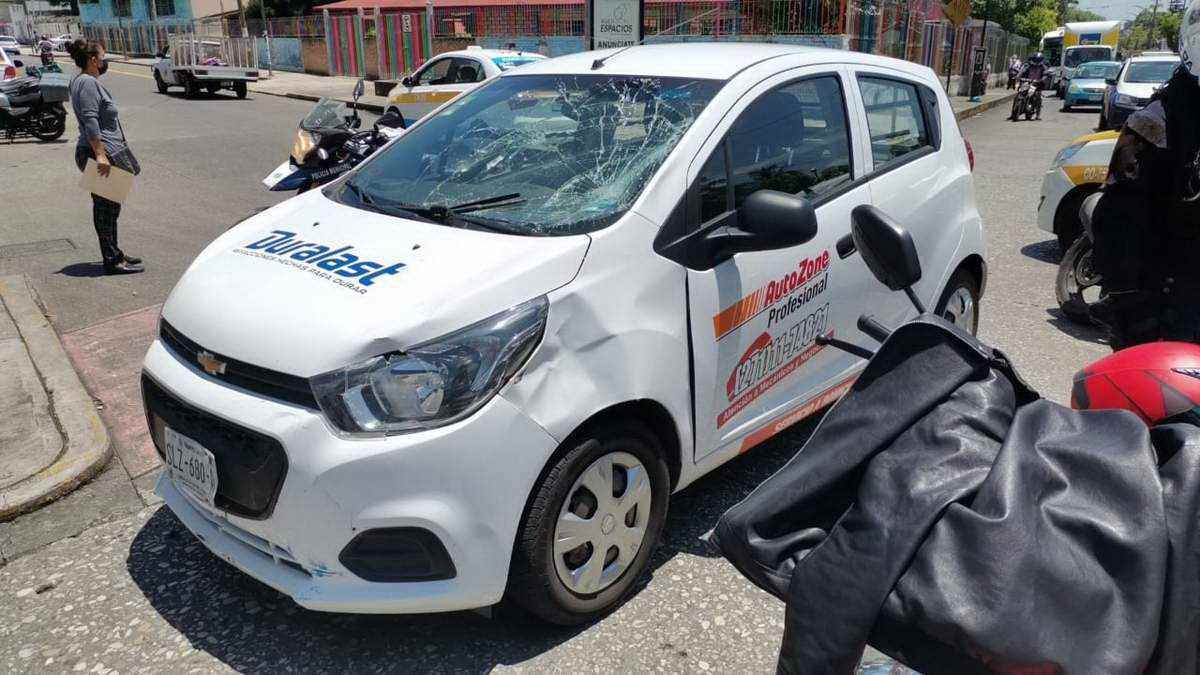 Mujer herida al chocar su moto contra auto en avenida 11 y calle 21