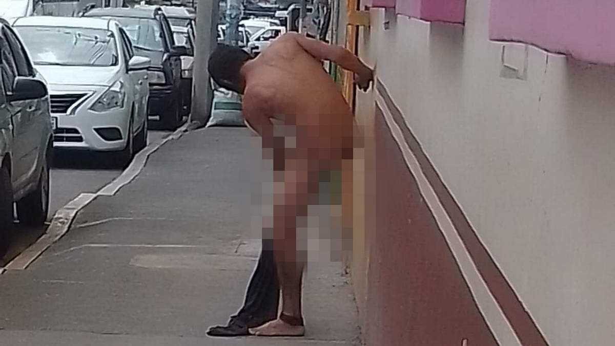 Hombre desnudo