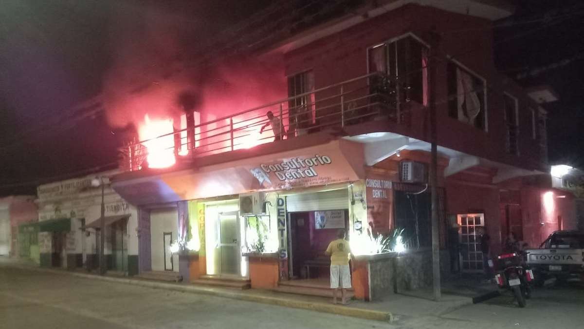 Arde planta alta de vivienda en Paso del Macho