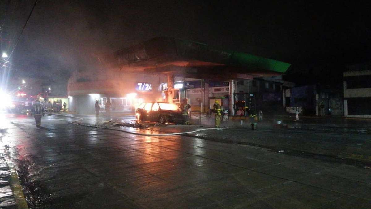 Arde gasolinera en Córdoba; empleada resulta quemada
