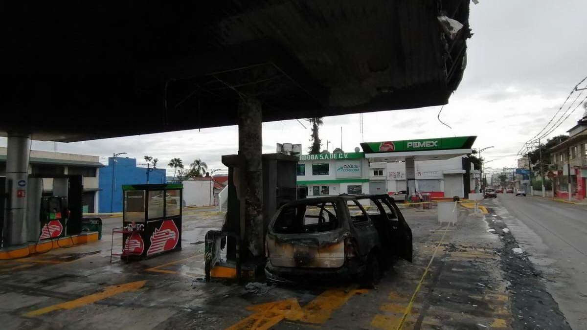 Arde gasolinera en Córdoba; empleada resulta quemada