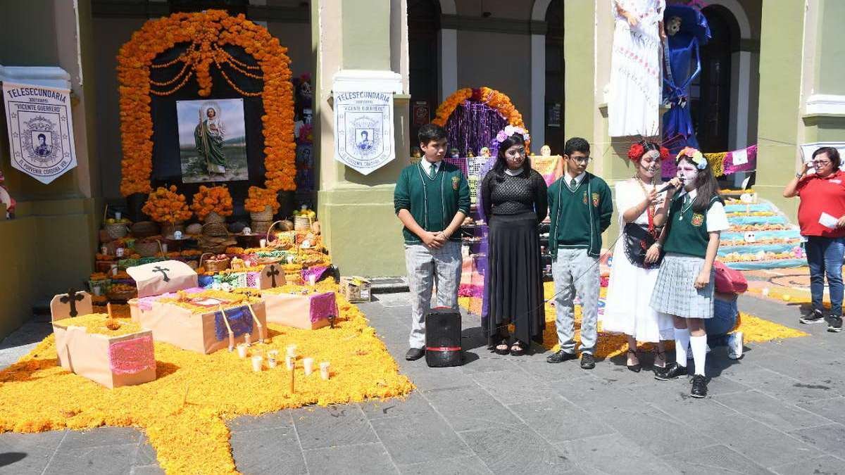 Participan alumnos con exposición de 26 ofrendas en festival “Renacer en la Eternidad”