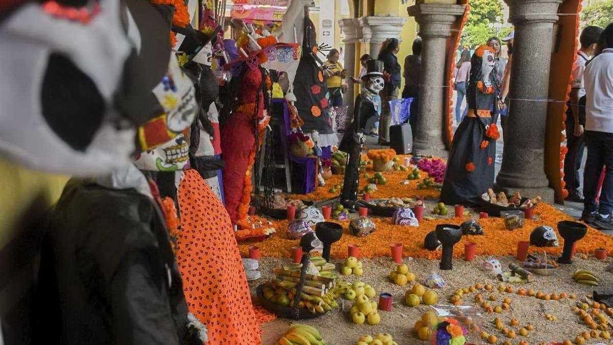 Participan alumnos con exposición de 26 ofrendas en festival “Renacer en la Eternidad”