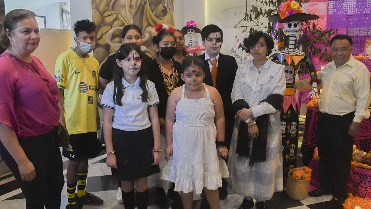 Participan alumnos con exposición de 26 ofrendas en festival “Renacer en la Eternidad”