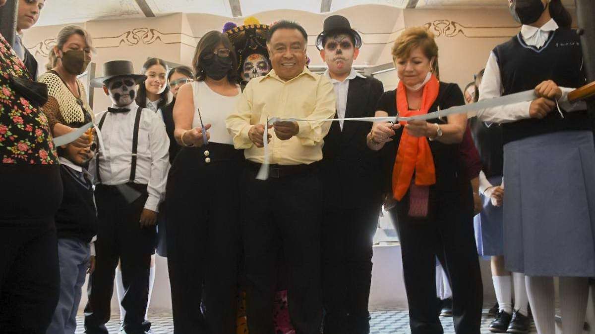 Participan alumnos con exposición de 26 ofrendas en festival “Renacer en la Eternidad”