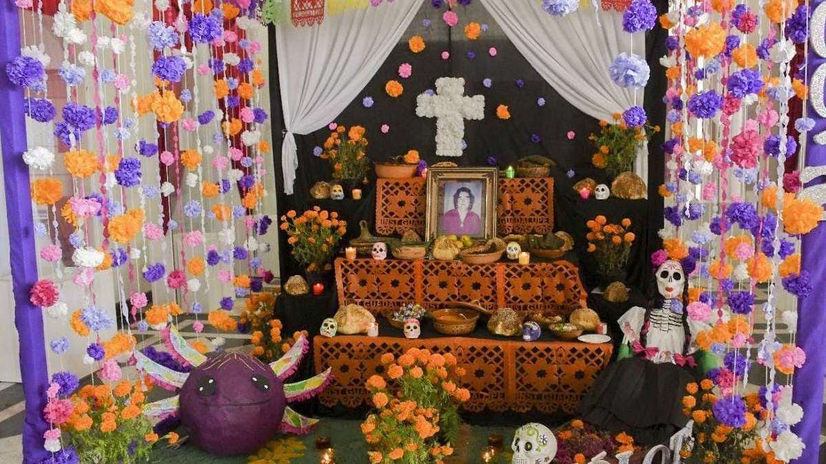 Participan alumnos con exposición de 26 ofrendas en festival “Renacer en la Eternidad”
