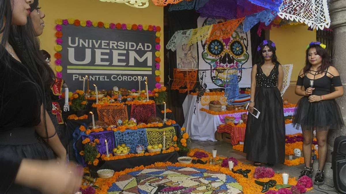 Participan alumnos con exposición de 26 ofrendas en festival “Renacer en la Eternidad”