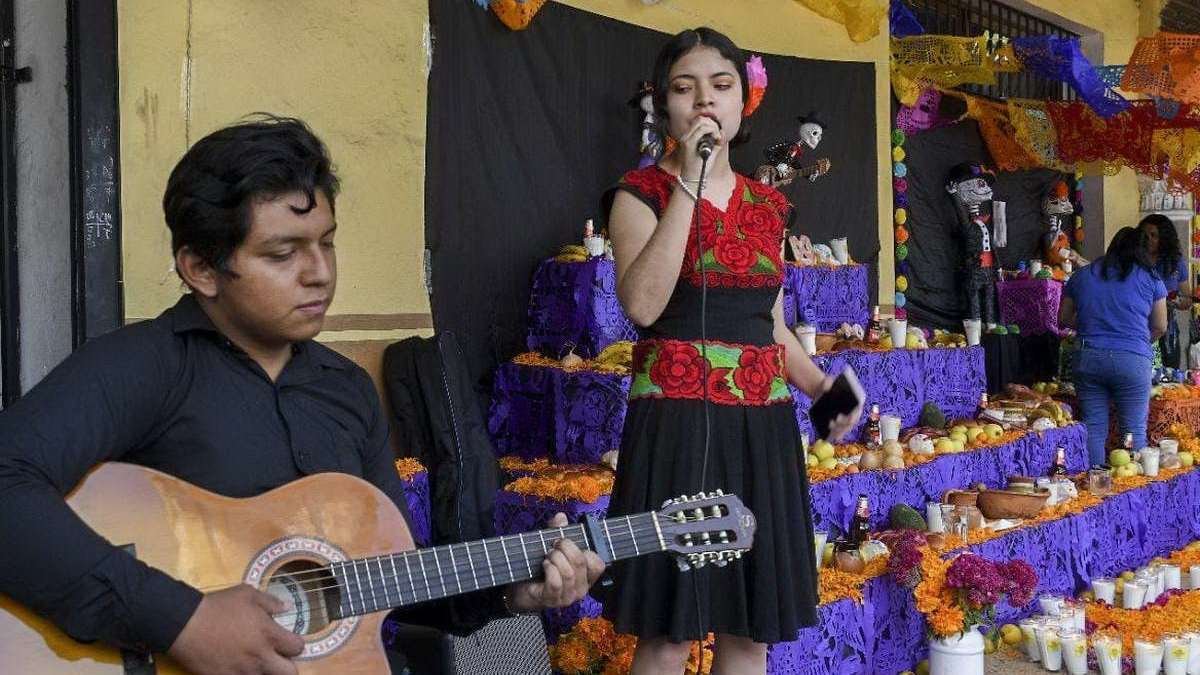 Participan alumnos con exposición de 26 ofrendas en festival “Renacer en la Eternidad”