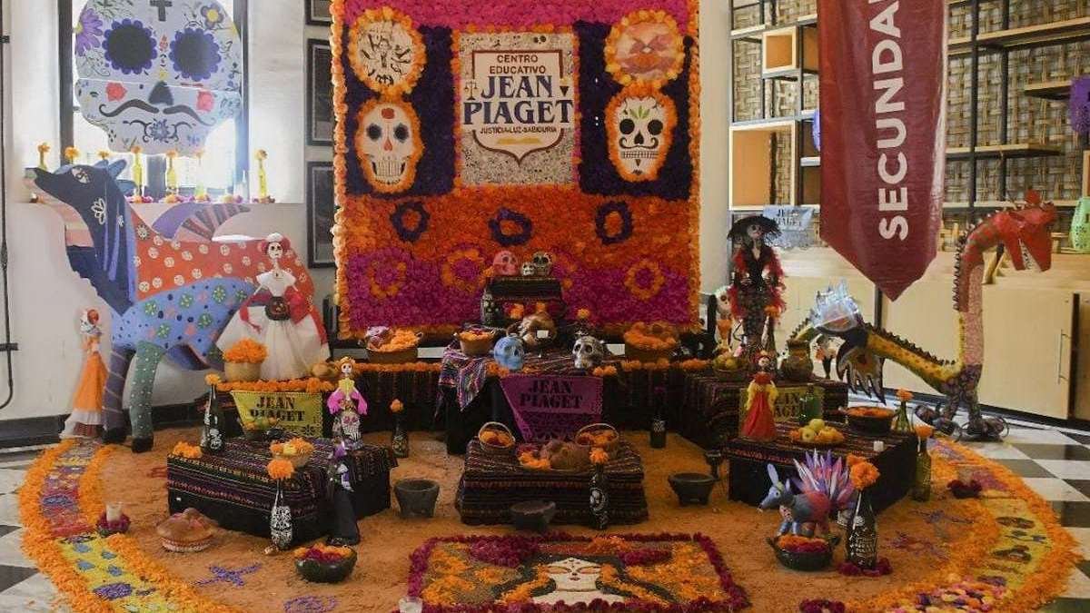 Participan alumnos con exposición de 26 ofrendas en festival “Renacer en la Eternidad”