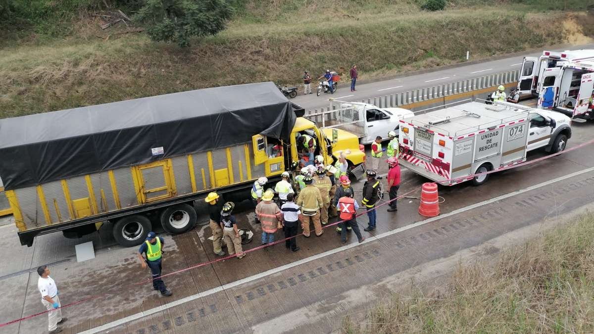 Carguero arrolla a trabajadores de Capufe: un muerto y 3 heridos