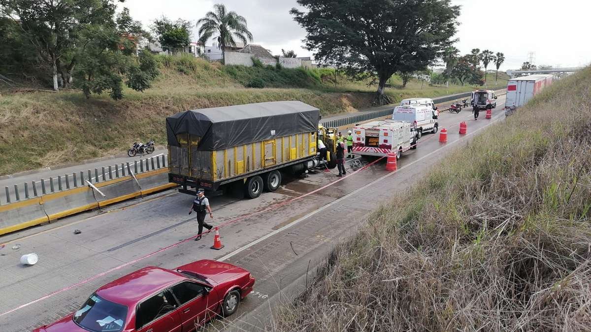 Carguero arrolla a trabajadores de Capufe: un muerto y 3 heridos