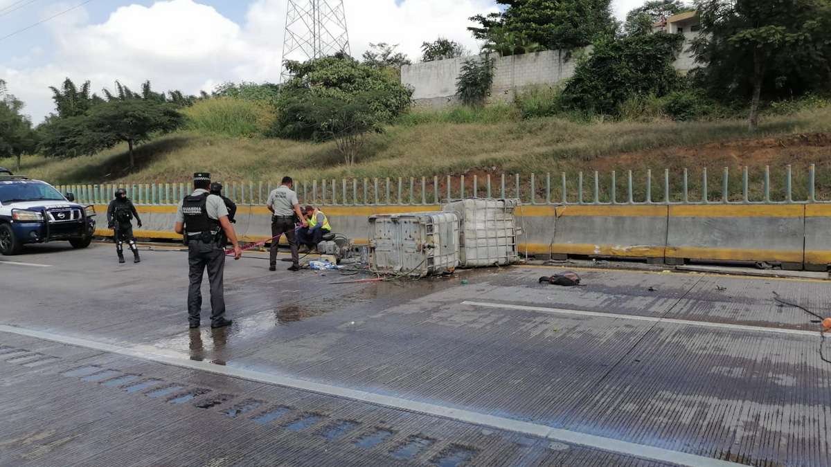 Carguero arrolla a trabajadores de Capufe: un muerto y 3 heridos