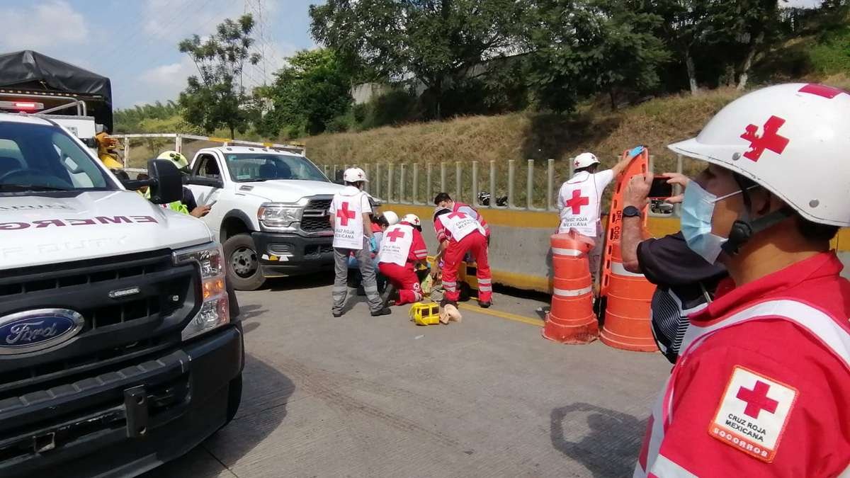 Carguero arrolla a trabajadores de Capufe: un muerto y 3 heridos