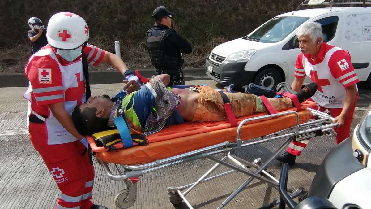 Carguero arrolla a trabajadores de Capufe: un muerto y 3 heridos