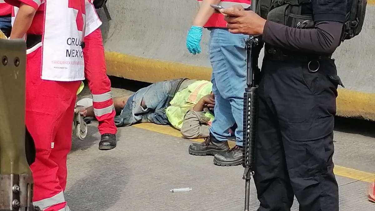 Carguero arrolla a trabajadores de Capufe: un muerto y 3 heridos