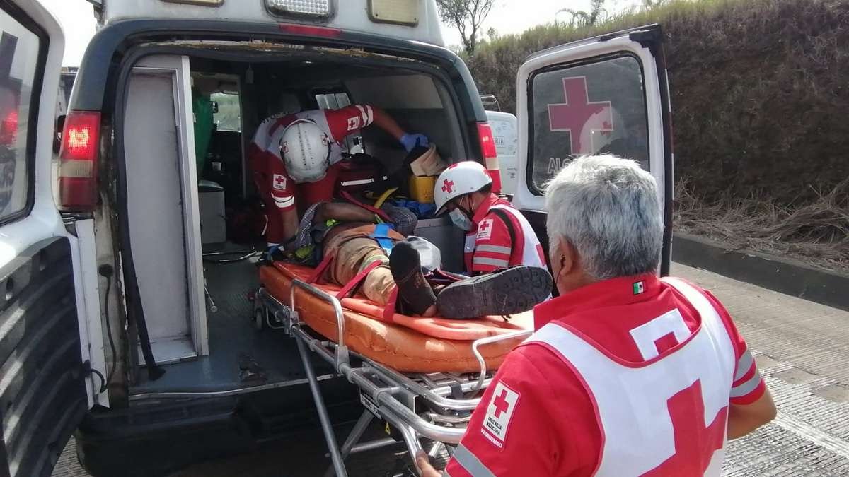 Carguero arrolla a trabajadores de Capufe: un muerto y 3 heridos