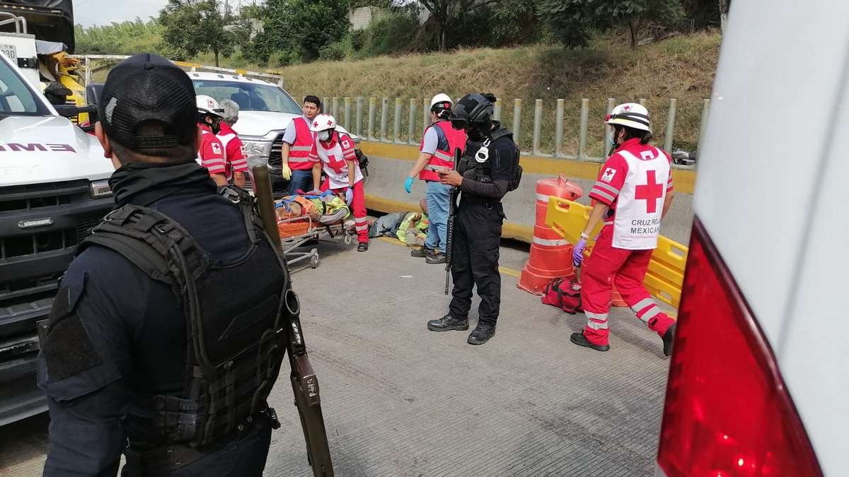 Carguero arrolla a trabajadores de Capufe: un muerto y 3 heridos