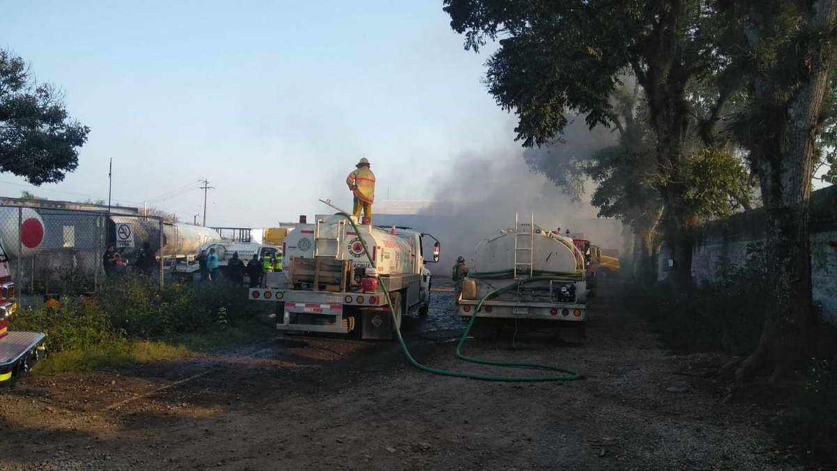 Incendio en Fortín deja un trabajador muerto