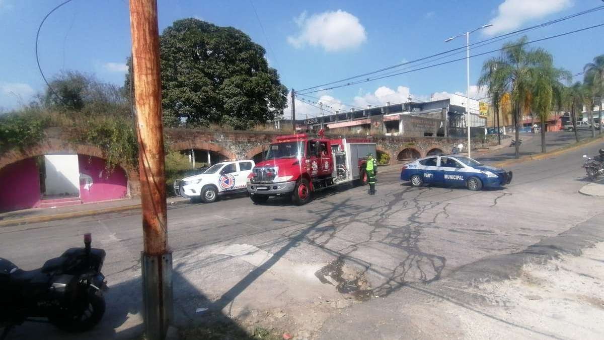 Por movilización de incendio en Los Arcos, choca autobús contra automóvil