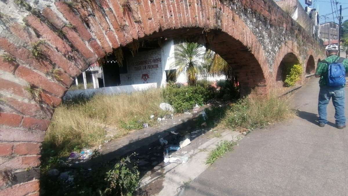 Por movilización de incendio en Los Arcos, choca autobús contra automóvil