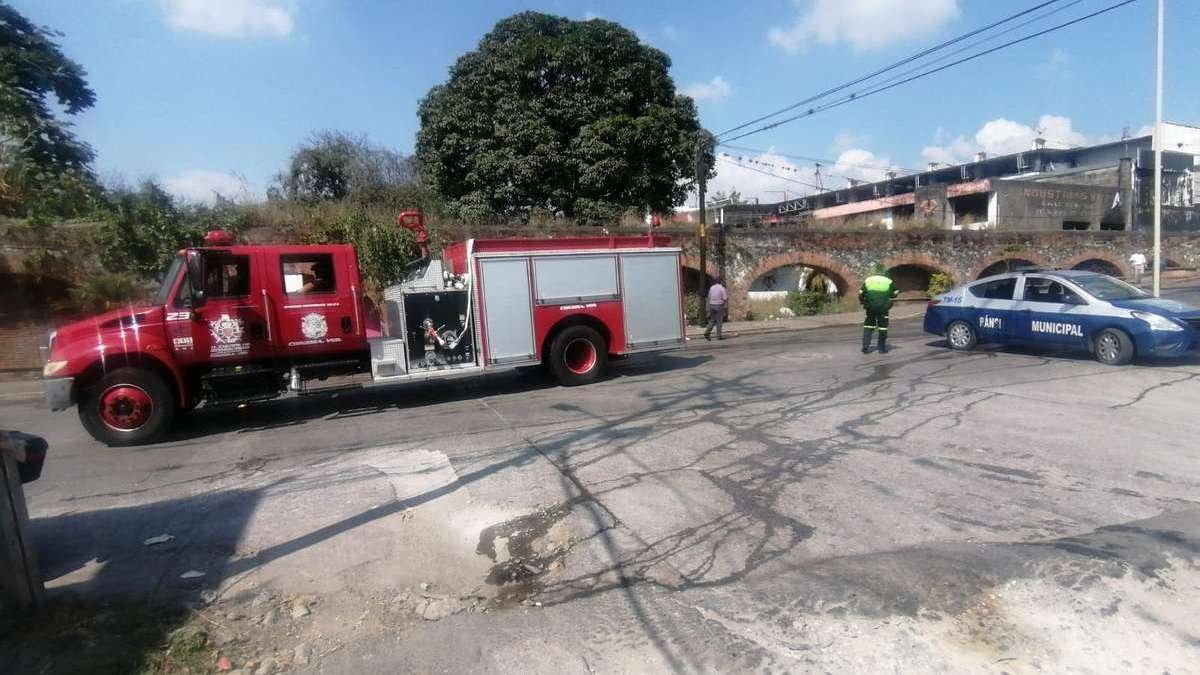 Por movilización de incendio en Los Arcos, choca autobús contra automóvil