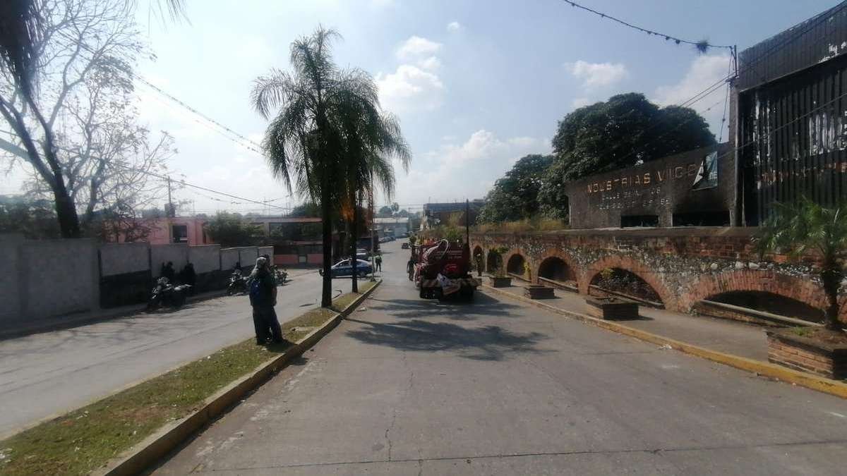 Por movilización de incendio en Los Arcos, choca autobús contra automóvil