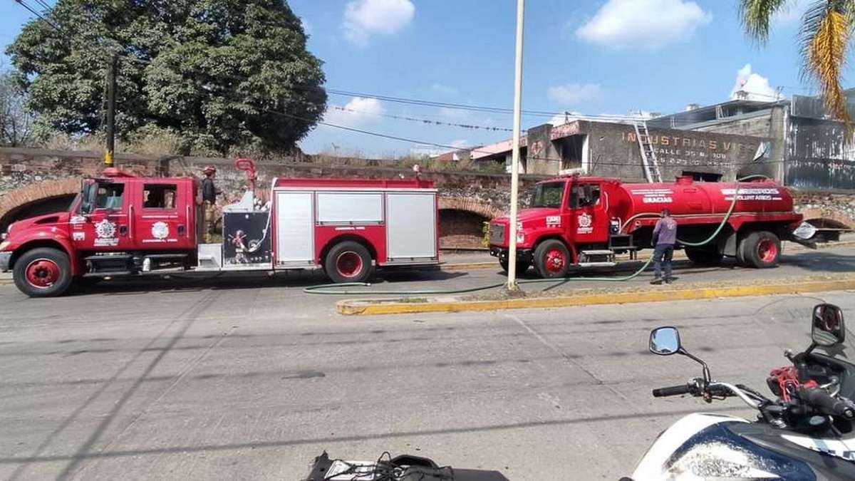 Por movilización de incendio en Los Arcos, choca autobús contra automóvil