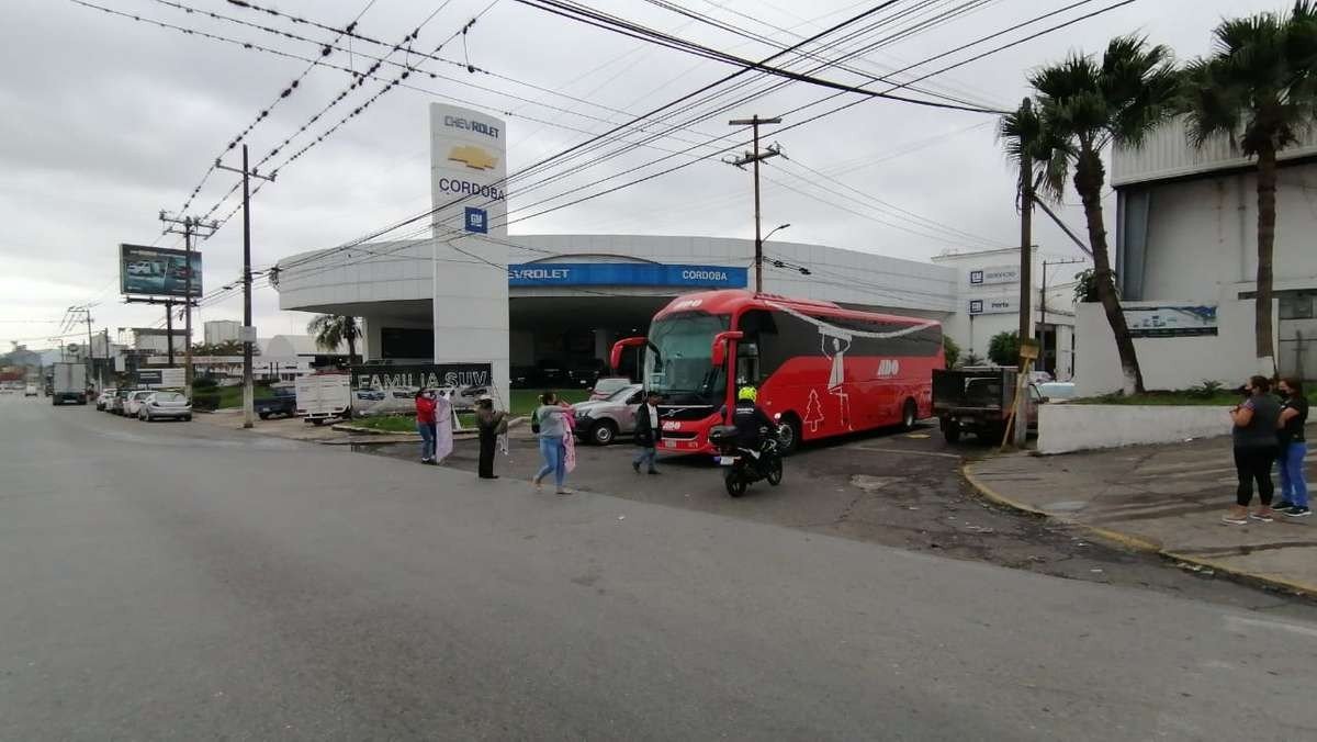 Con bloqueo exigen al director del Yanga atender a bebé que nació en las vías del tren
