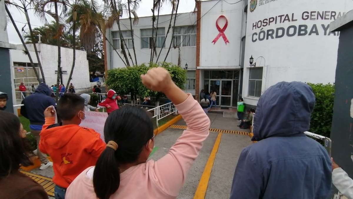Con bloqueo exigen al director del Yanga atender a bebé que nació en las vías del tren