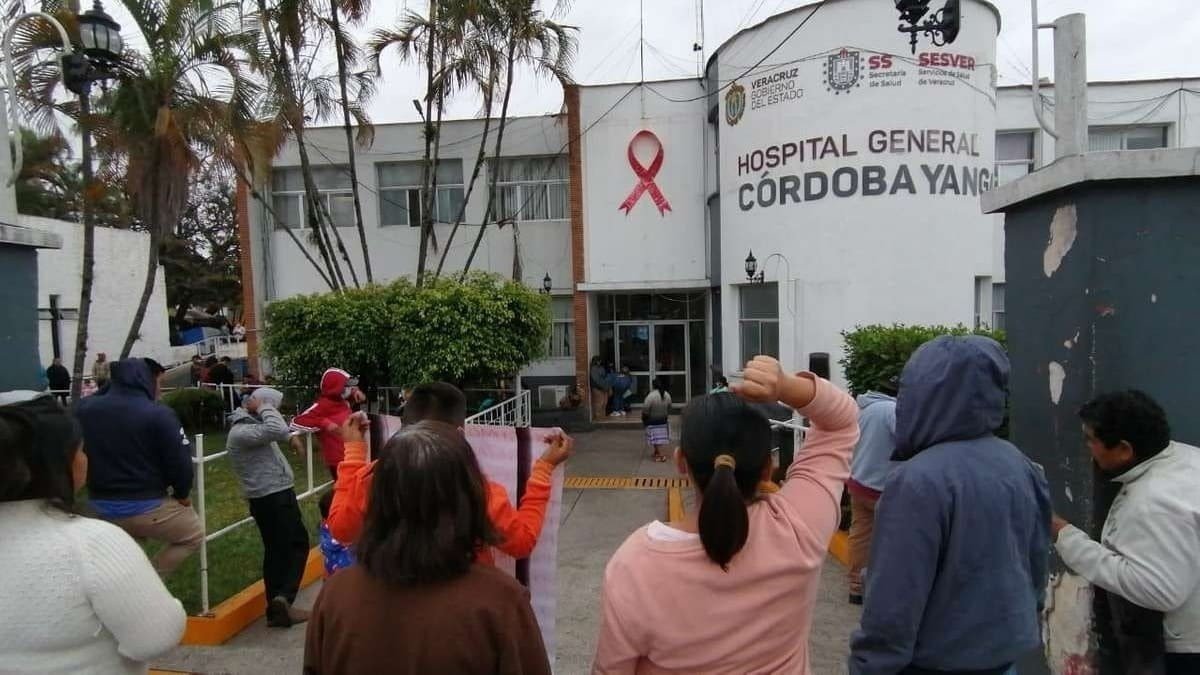 Con bloqueo exigen al director del Yanga atender a bebé que nació en las vías del tren