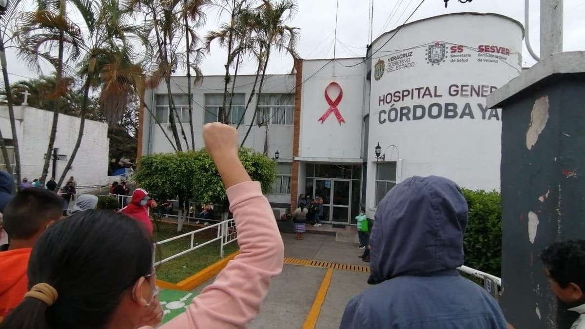 Con bloqueo exigen al director del Yanga atender a bebé que nació en las vías del tren