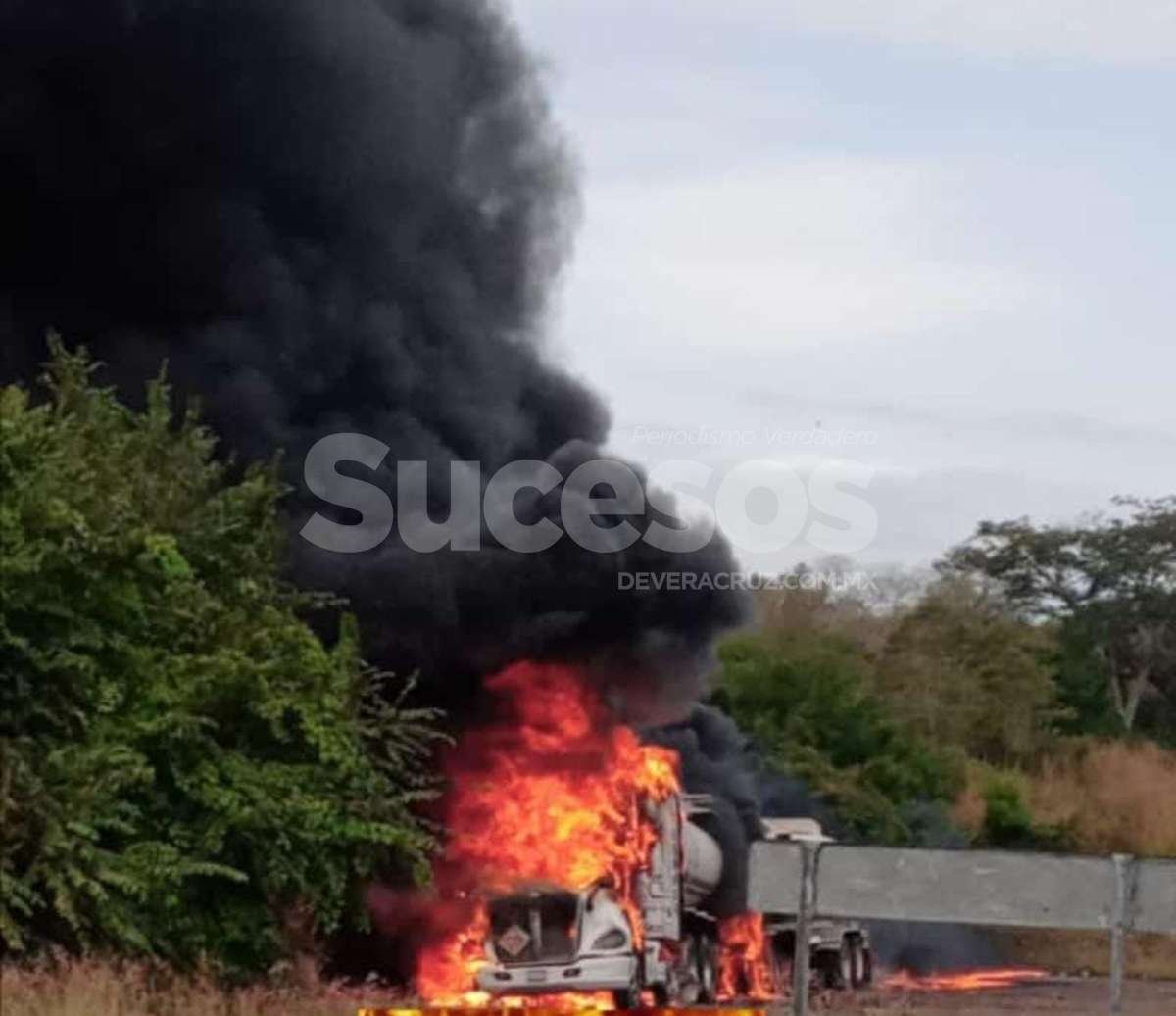 Se incendia pipa cerca de La Tinaja