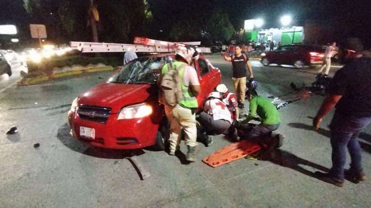 Cafre embiste a pareja en motocicleta; muere piloto