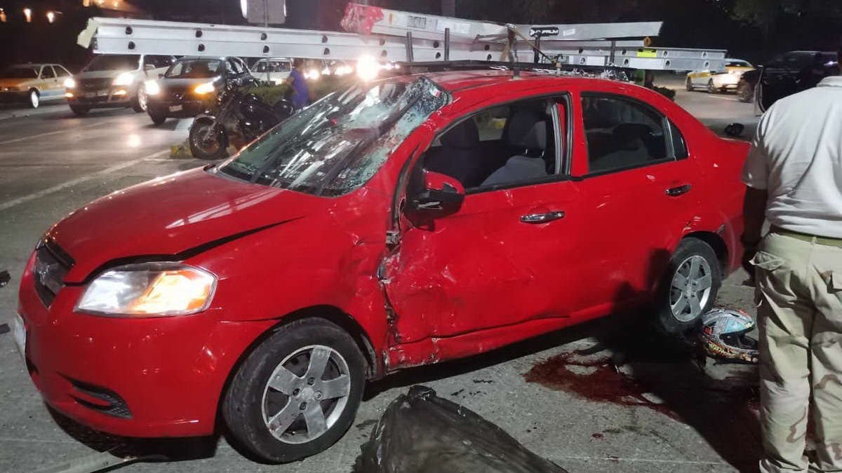 Cafre embiste a pareja en motocicleta; muere piloto