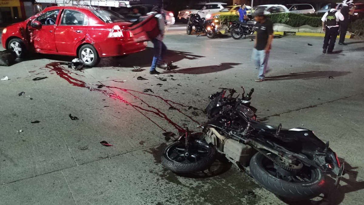 Cafre embiste a pareja en motocicleta; muere piloto