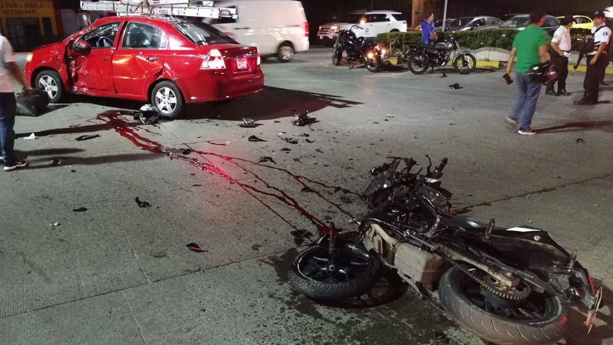 Cafre embiste a pareja en motocicleta; muere piloto