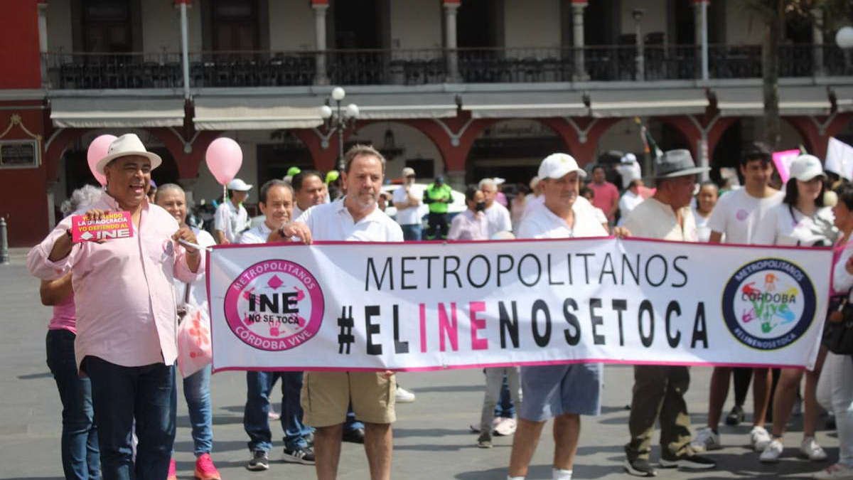 Marchan cientos de cordobeses para defender al INE