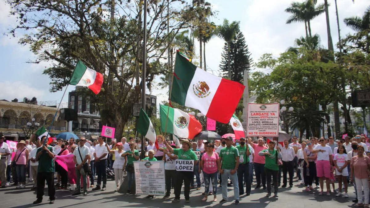 Marchan cientos de cordobeses para defender al INE