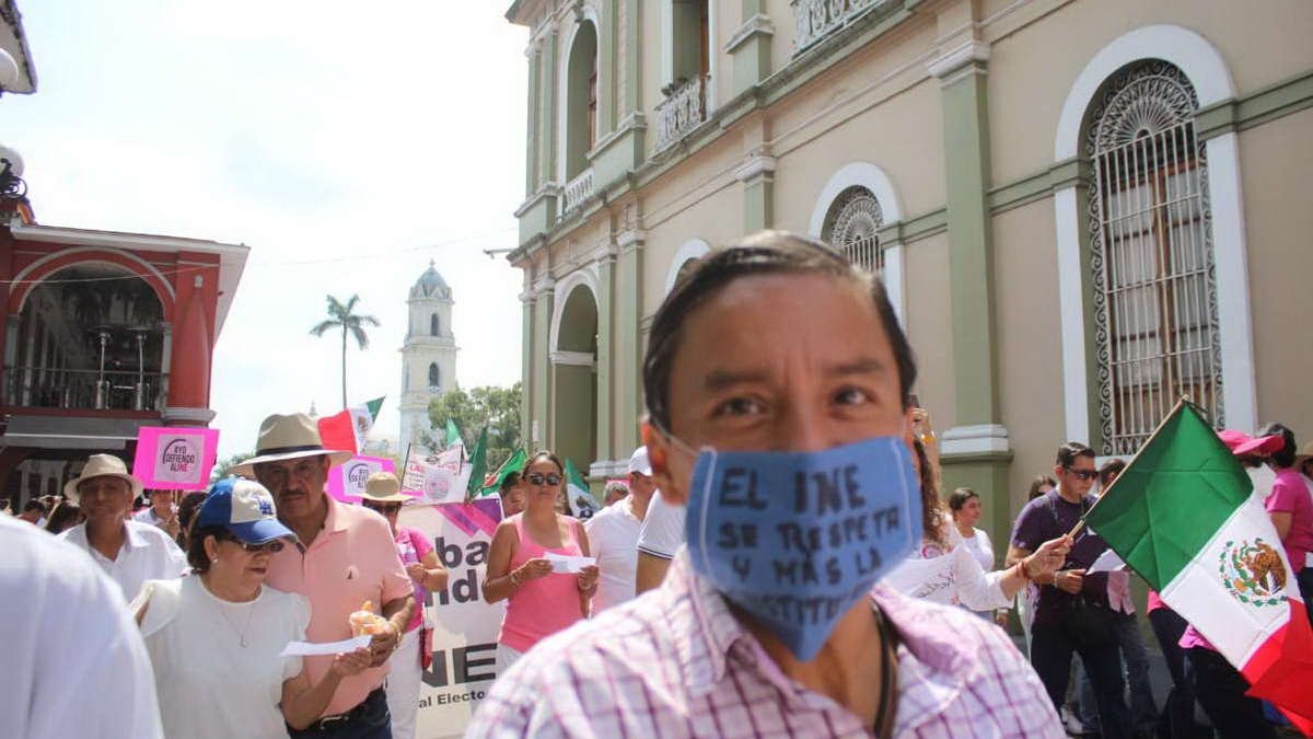 Marchan cientos de cordobeses para defender al INE