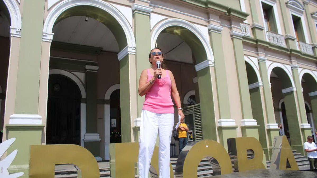 Marchan cientos de cordobeses para defender al INE
