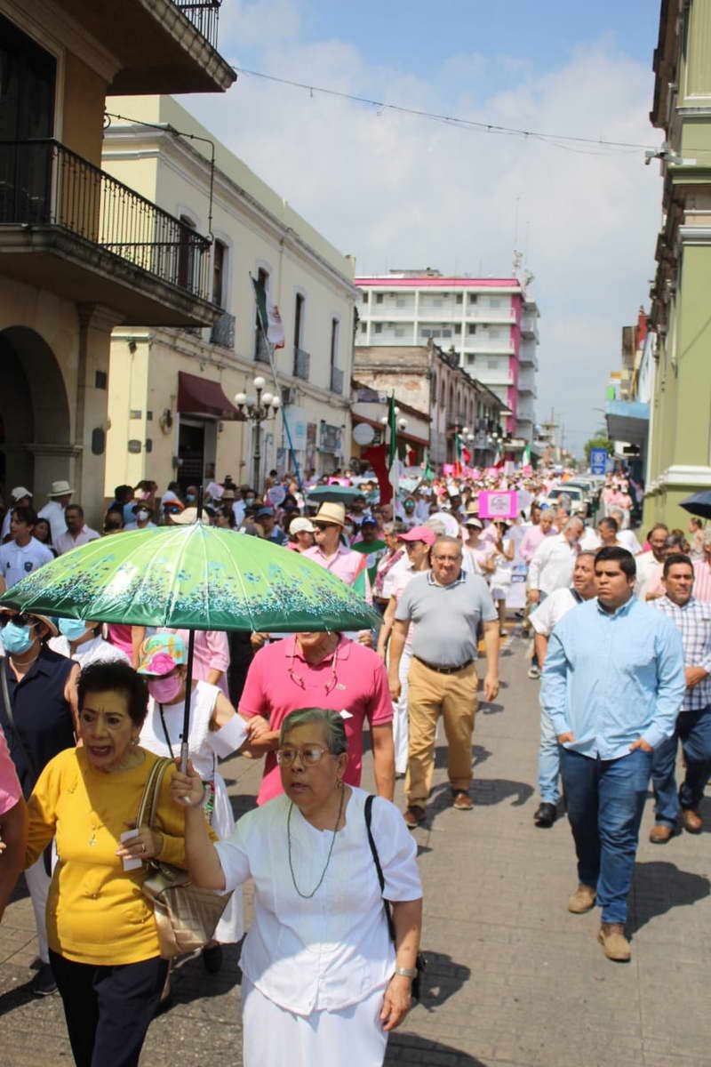 Marchan cientos de cordobeses para defender al INE