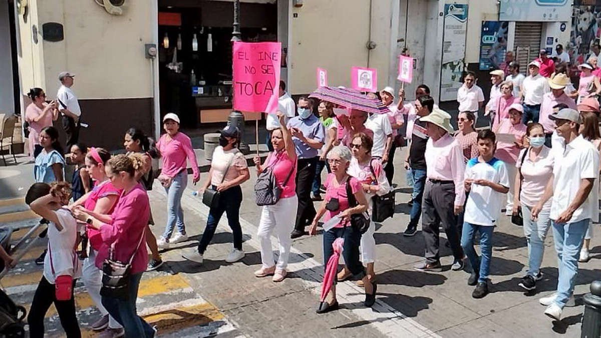 Marchan cientos de cordobeses para defender al INE