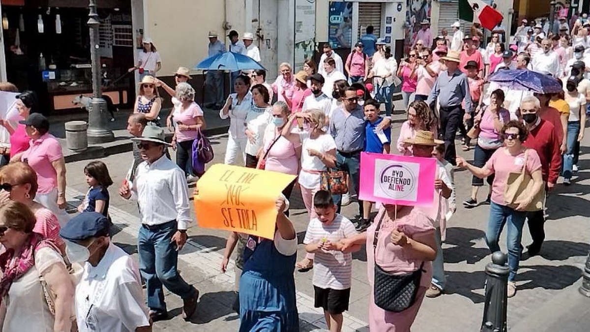 Marchan cientos de cordobeses para defender al INE