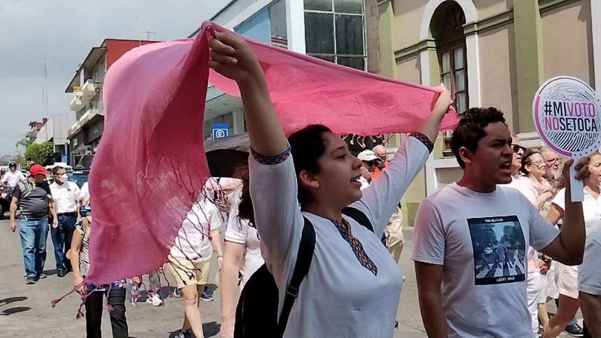 Marchan cientos de cordobeses para defender al INE