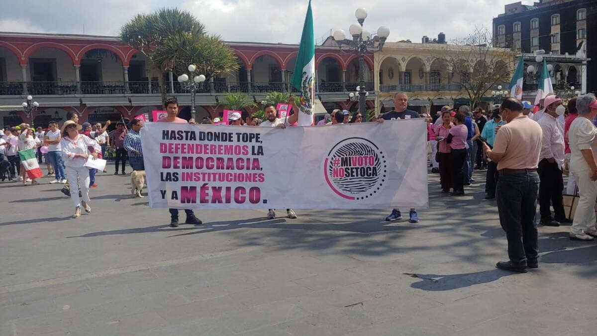 Marchan cientos de cordobeses para defender al INE