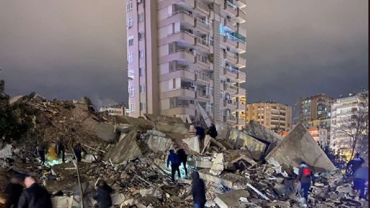 Terremoto de 7.8 grados devasta Turquía y Siria