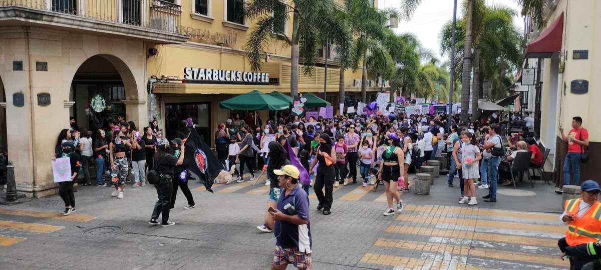 Marchan más de 500 mujeres para protestar contra la violencia