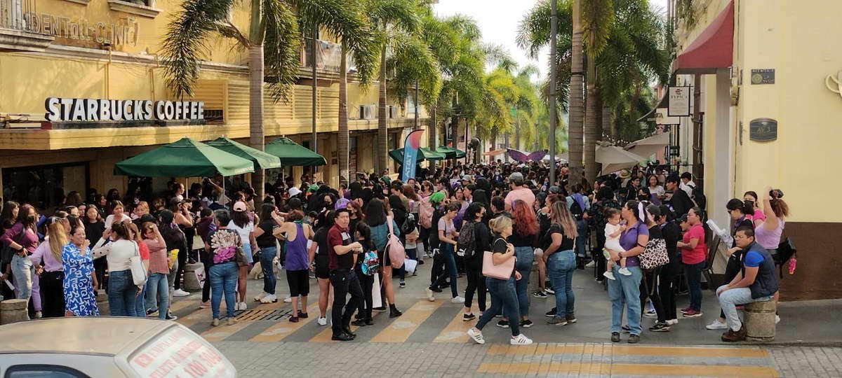 Marchan más de 500 mujeres para protestar contra la violencia