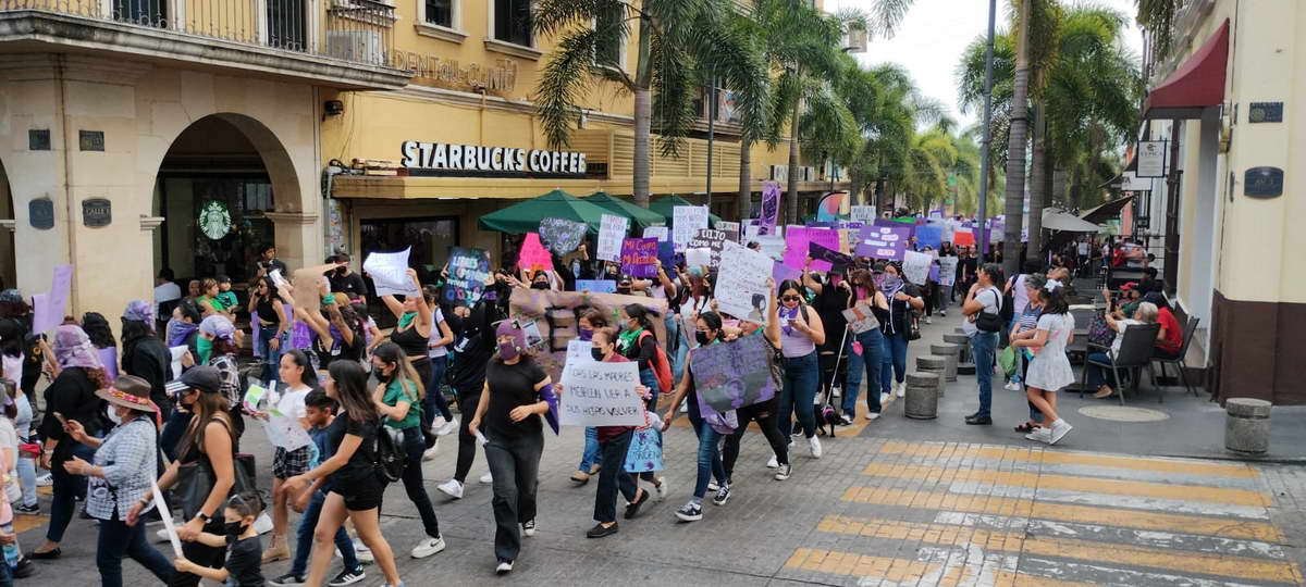 Marchan más de 500 mujeres para protestar contra la violencia