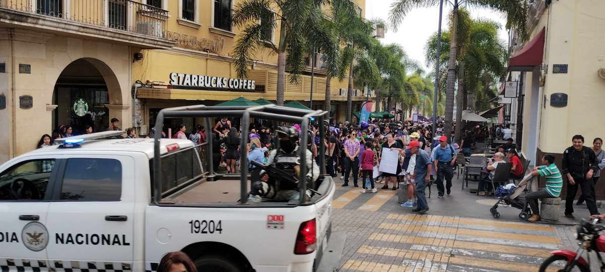 Marchan más de 500 mujeres para protestar contra la violencia